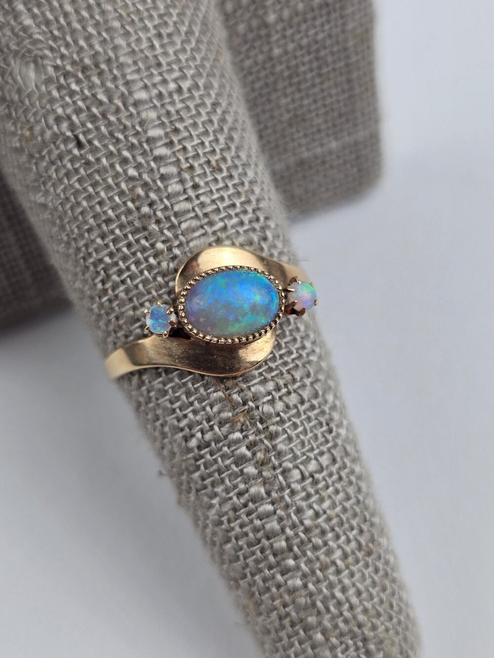 Vintage 10k Yellow Gold Women's Oval Opal Ring w/ 2 round size stones Size 7